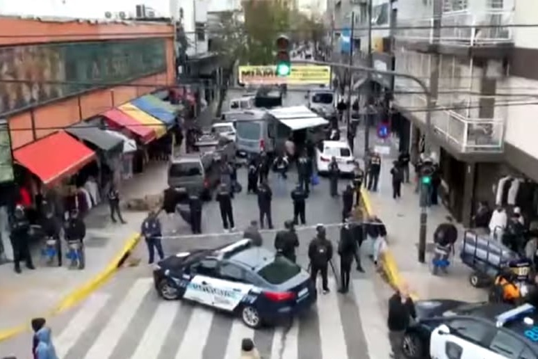 Operativo policial en Flores