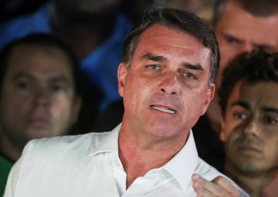 Fuga de Flávio Bolsonaro a Estados Unidos